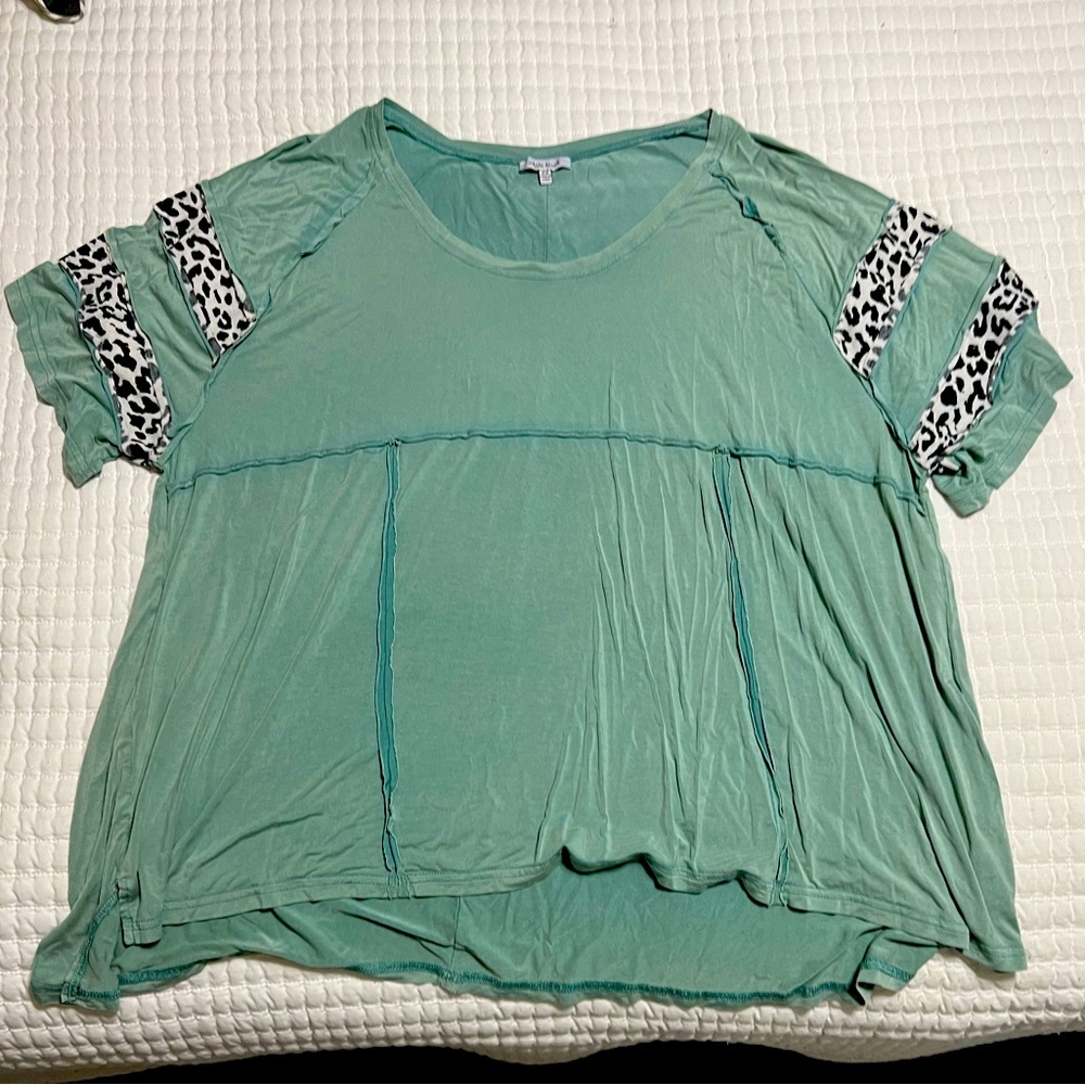 Boutique Flowy oversized top with spotted sleeve accents